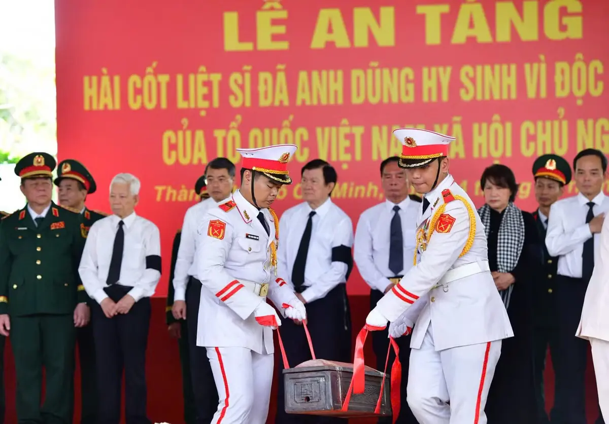 Những khoảnh khắc lắng đọng ngày tiễn đưa 731 liệt sĩ về an nghỉ bên đồng đội