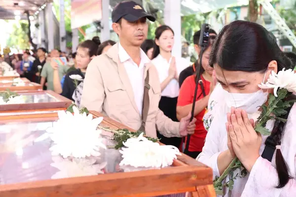 Những khoảnh khắc lắng đọng ngày tiễn đưa 731 liệt sĩ về an nghỉ bên đồng đội