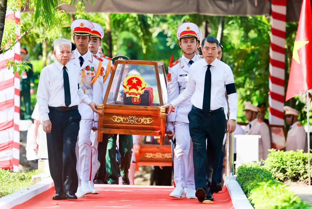 Những khoảnh khắc lắng đọng ngày tiễn đưa 731 liệt sĩ về an nghỉ bên đồng đội