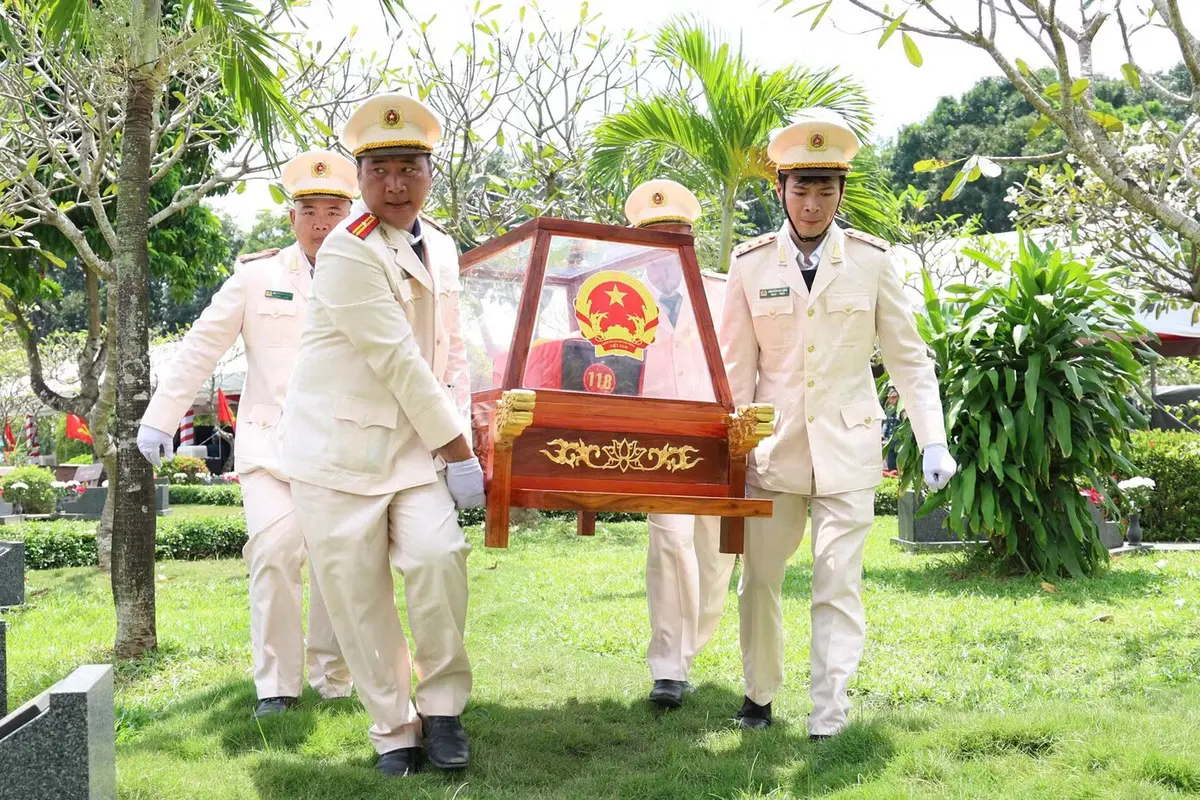 Những khoảnh khắc lắng đọng ngày tiễn đưa 731 liệt sĩ về an nghỉ bên đồng đội