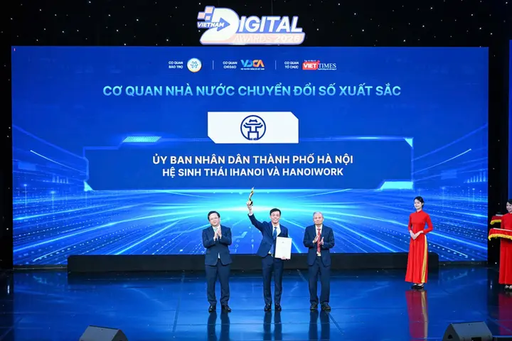 Hà Nội nhận giải thưởng chuyển đổi số với iHanoi và HanoiWork