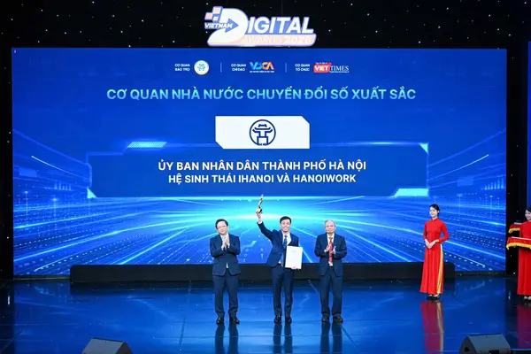 Hà Nội nhận giải thưởng chuyển đổi số với iHanoi và HanoiWork