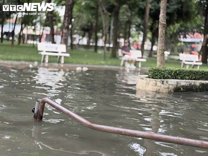 Nhà cửa chìm trong nước, khu biệt thự ở TP.HCM dùng máy bơm vẫn chưa thoát ngập