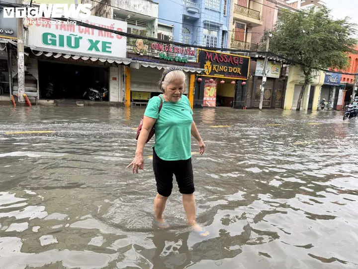 Nhà cửa chìm trong nước, khu biệt thự ở TP.HCM dùng máy bơm vẫn chưa thoát ngập