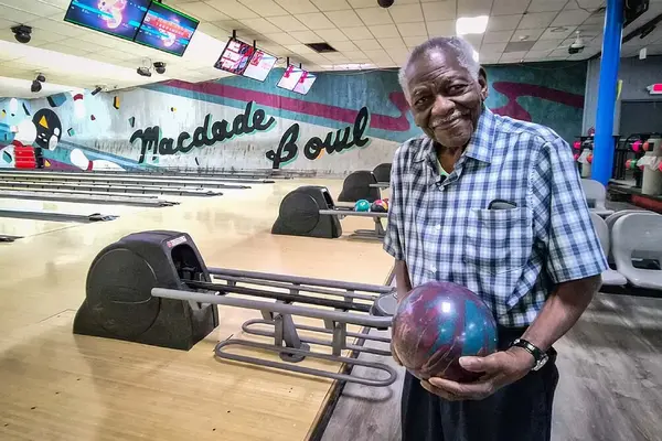 Cụ ông 100 tuổi vẫn đi chơi bowling hàng tuần chia sẻ bí quyết trường thọ