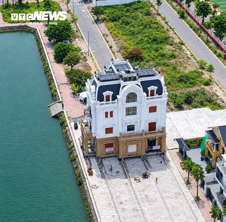 Biệt thự hàng trăm tấn ở Bắc Ninh về vị trí mới sau gần tháng 'thần đèn' di dời
