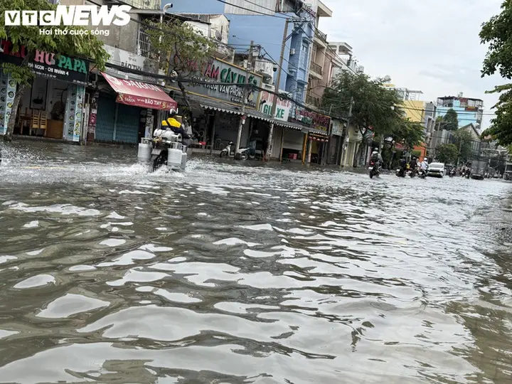 Nhà cửa chìm trong nước, khu biệt thự ở TP.HCM dùng máy bơm vẫn chưa thoát ngập