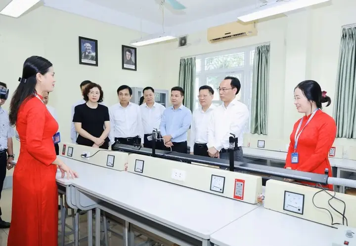 Bộ trưởng Bộ GD&ĐT: Không ai xuống Hạ Long học để về Hà Nội làm việc