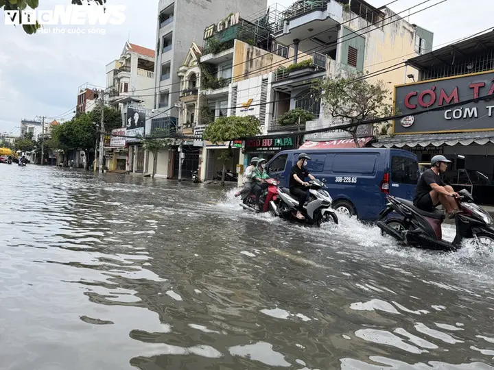 Nhà cửa chìm trong nước, khu biệt thự ở TP.HCM dùng máy bơm vẫn chưa thoát ngập