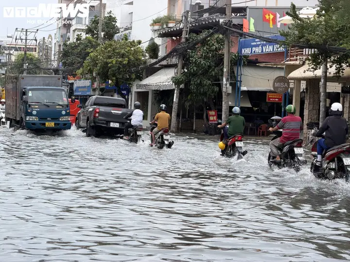 Nhà cửa chìm trong nước, khu biệt thự ở TP.HCM dùng máy bơm vẫn chưa thoát ngập