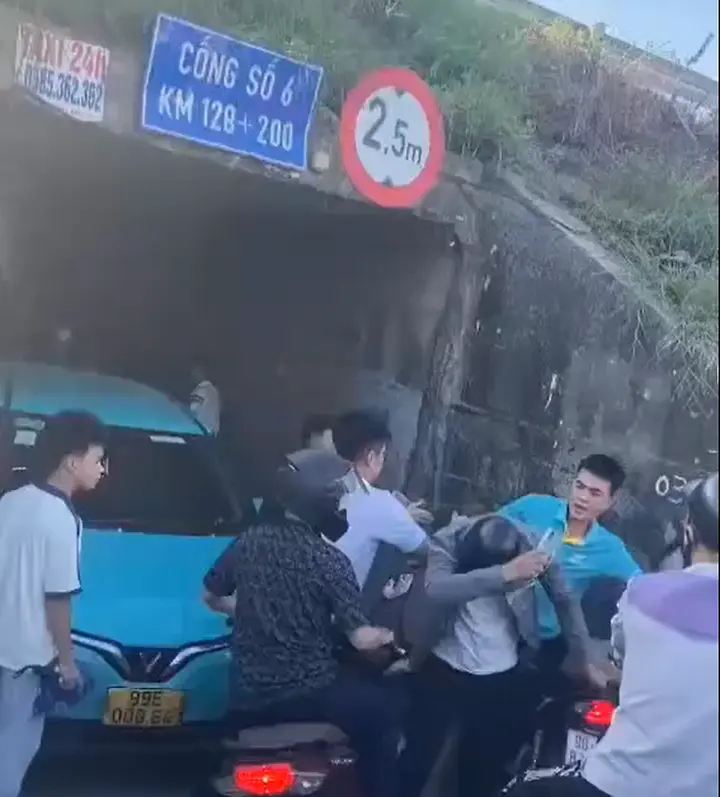 Truy tìm nam thanh niên đi xe máy liên quan vụ ẩu đả dưới hầm chui ở Bắc Ninh