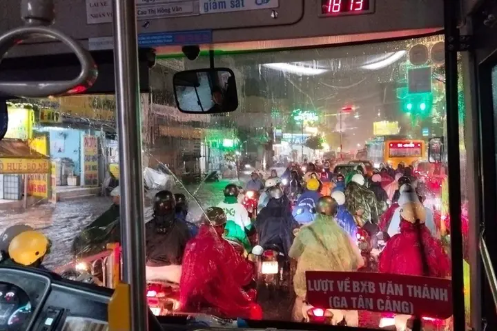 TP.HCM lại mưa ngập, người dân chật vật dắt xe giữa dòng nước
