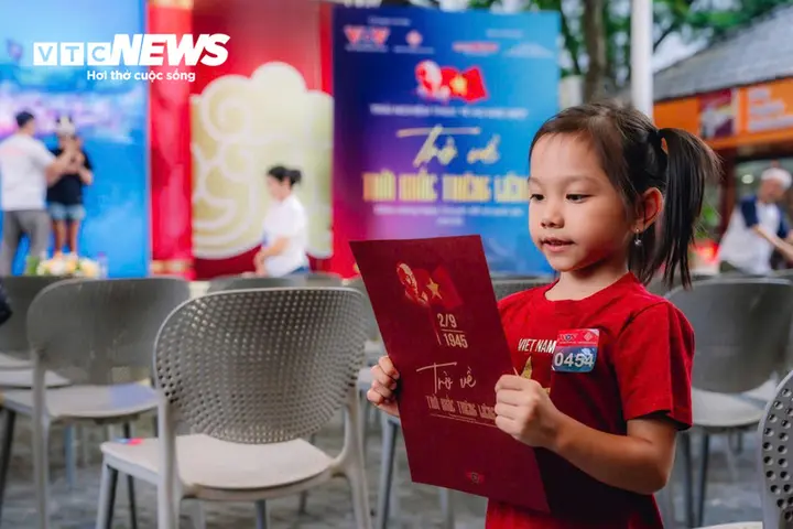 Hơn 3.000 người trải nghiệm 'Trở về thời khắc thiêng liêng' tại Phố sách Hà Nội