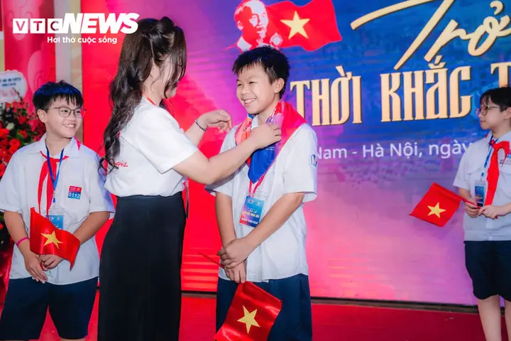 Hơn 3.000 người trải nghiệm 'Trở về thời khắc thiêng liêng' tại Phố sách Hà Nội