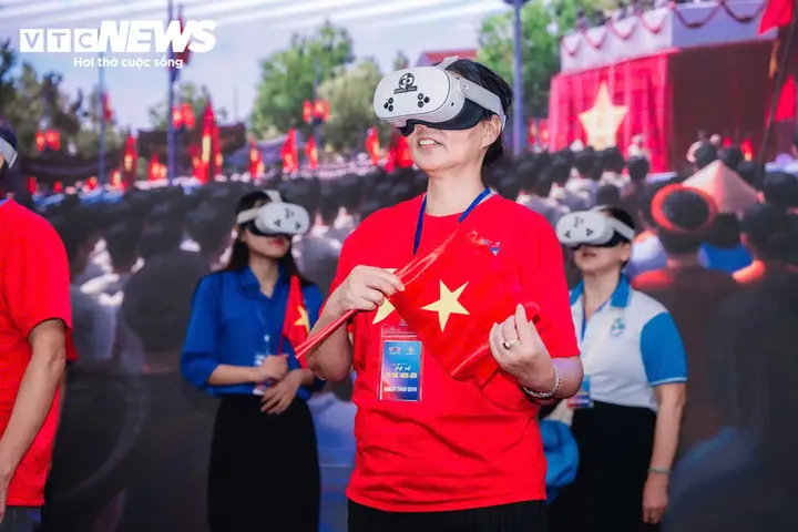 Hơn 3.000 người trải nghiệm 'Trở về thời khắc thiêng liêng' tại Phố sách Hà Nội