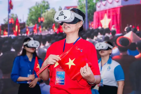 Hơn 3.000 người trải nghiệm 'Trở về thời khắc thiêng liêng' tại Phố sách Hà Nội