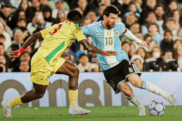 Messi rực sáng trong lần cuối khoác áo tuyển Argentina