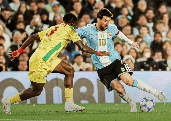Messi rực sáng trong lần cuối khoác áo tuyển Argentina