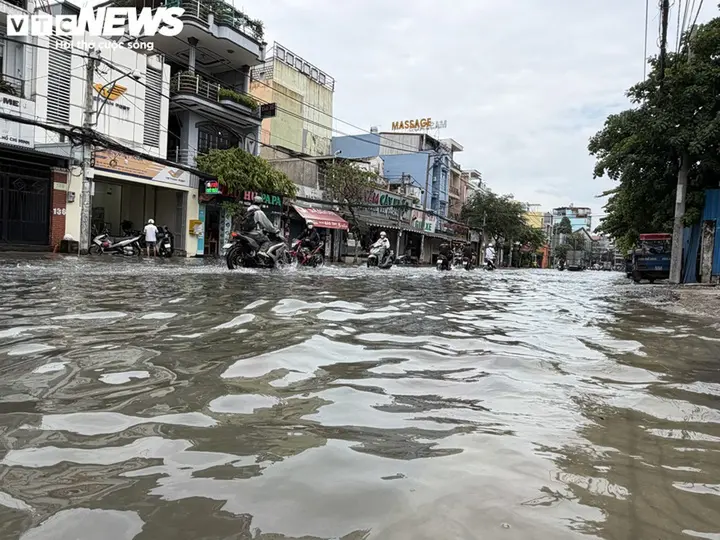 Nhà cửa chìm trong nước, khu biệt thự ở TP.HCM dùng máy bơm vẫn chưa thoát ngập