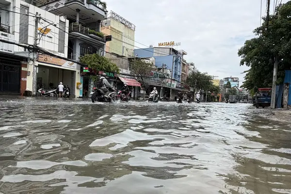 Nhà cửa chìm trong nước, khu biệt thự ở TP.HCM dùng máy bơm vẫn chưa thoát ngập