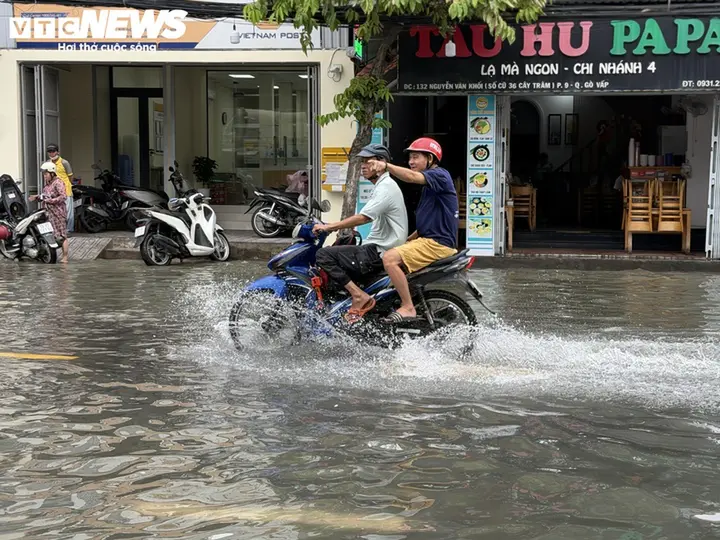 Nhà cửa chìm trong nước, khu biệt thự ở TP.HCM dùng máy bơm vẫn chưa thoát ngập