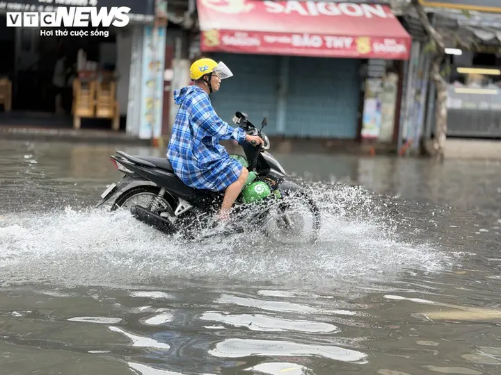 Nhà cửa chìm trong nước, khu biệt thự ở TP.HCM dùng máy bơm vẫn chưa thoát ngập