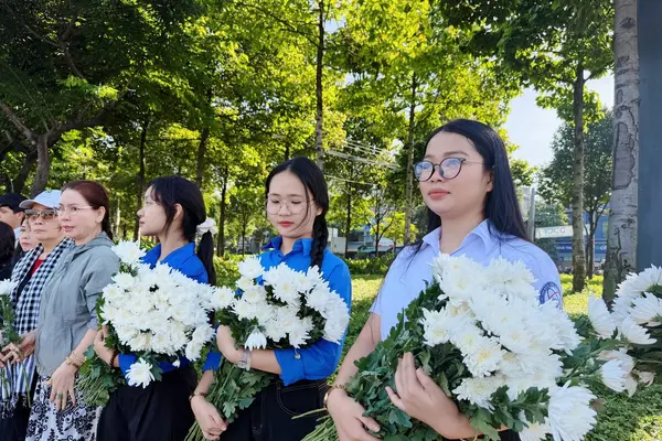Những nhành hoa trắng và cuộc tiễn đưa 731 liệt sĩ đầy xúc động ở TP.HCM