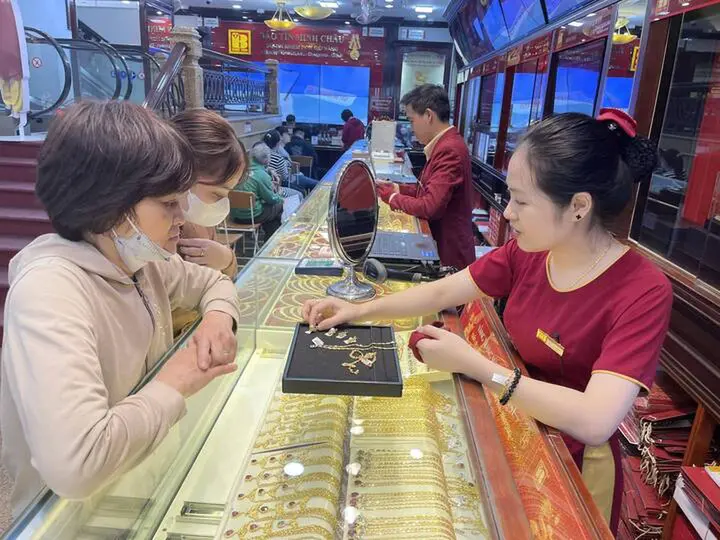 Giá vàng hôm nay 7/10: Quay đầu tăng, vẫn ở mức thấp