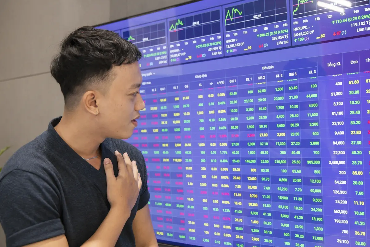 Cổ phiếu ngân hàng bị bán mạnh