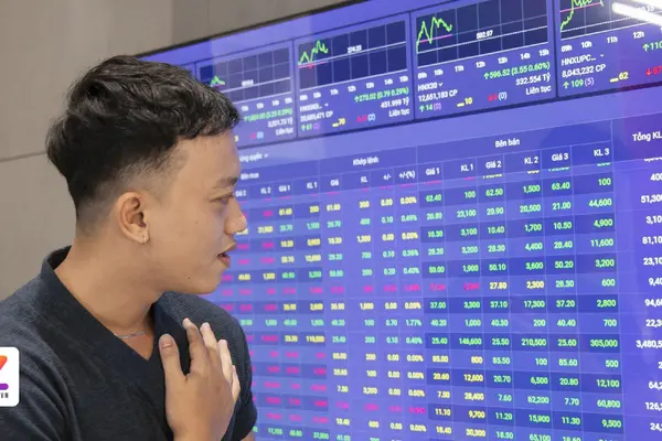 Cổ phiếu ngân hàng bị bán mạnh