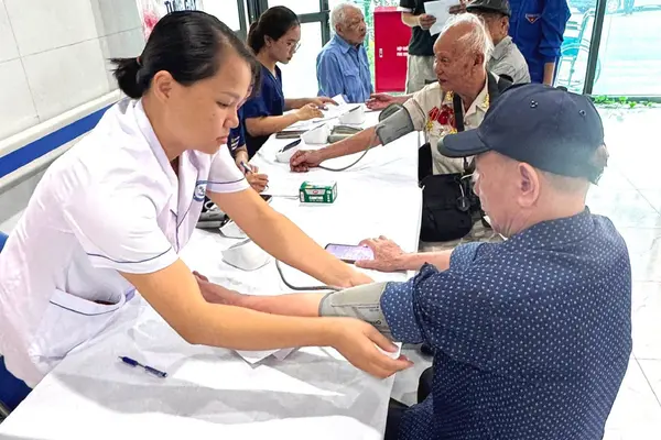 Người cao tuổi, người bệnh nặng sẽ được khám sức khỏe tại nhà