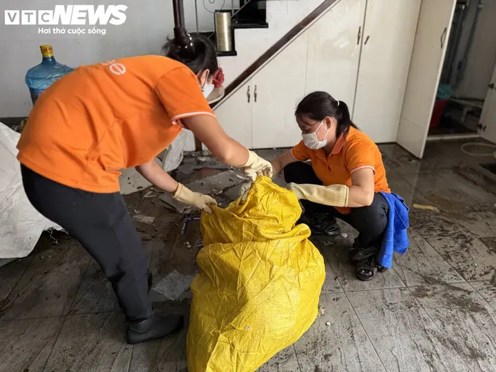 Nhà cửa chìm trong nước, khu biệt thự ở TP.HCM dùng máy bơm vẫn chưa thoát ngập