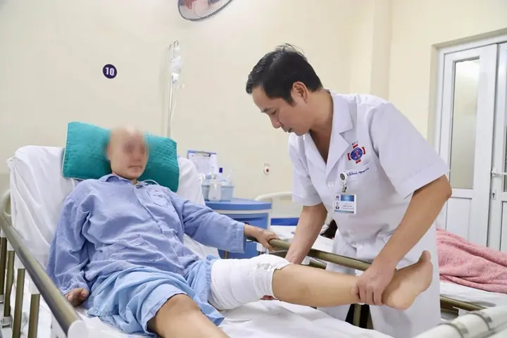 Khối u ung thư sát dây thần kinh, bác sĩ nỗ lực giữ chân cho người mẹ 2 con