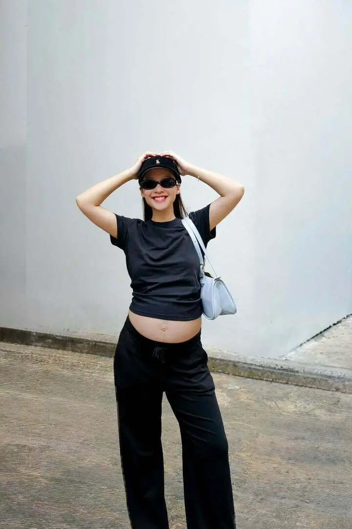 Khả Ngân mang thai con đầu lòng