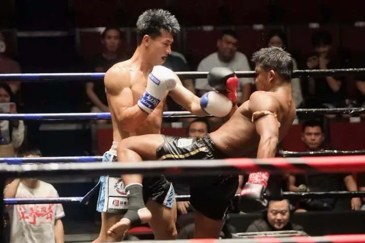 'Thánh Muay' 44 tuổi vẫn ra đòn dũng mãnh, thắng cao thủ Trung Quốc 2 lần