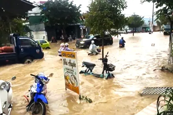 Mưa đá trút xuống thủ phủ rau Lâm Đồng