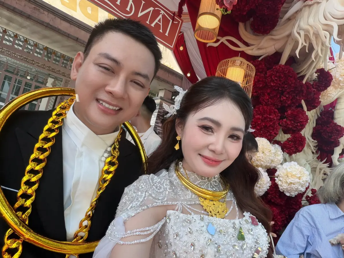 Hoài Lâm hạnh phúc bên vợ kém 9 tuổi