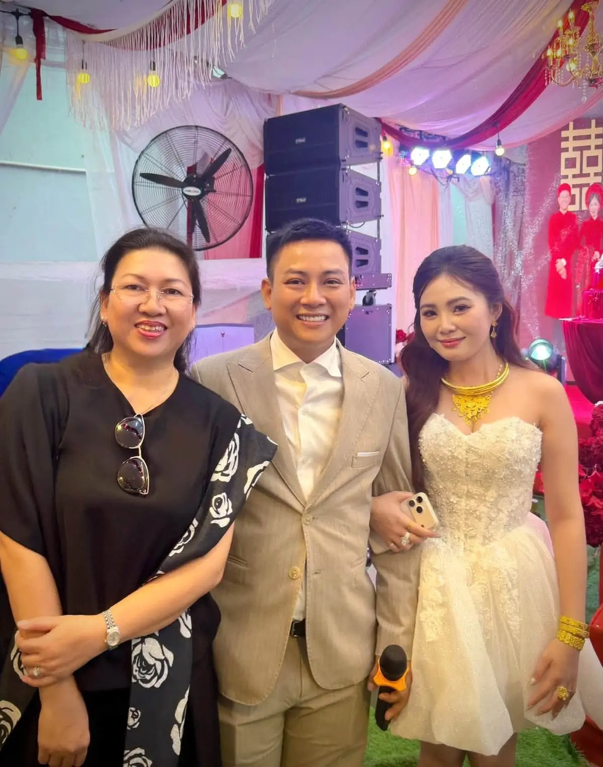 Hoài Lâm hạnh phúc bên vợ kém 9 tuổi