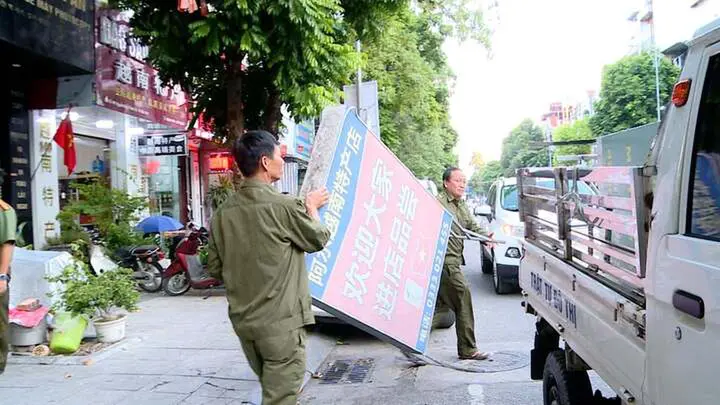 TP Bắc Ninh mở cao điểm dẹp 'loạn' biển quảng cáo, lập lại trật tự đô thị