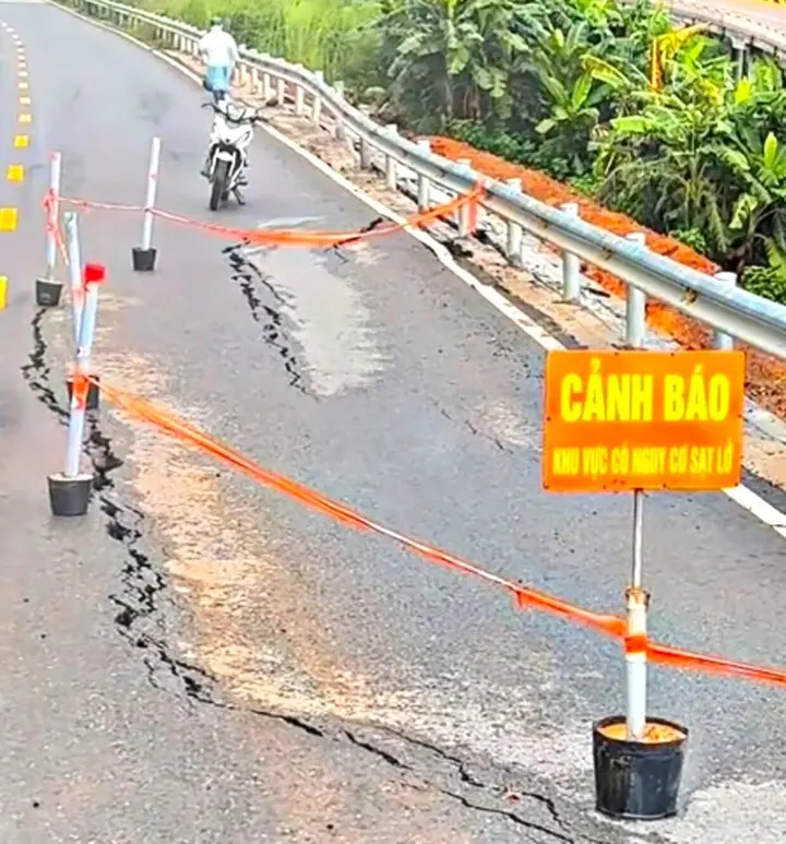 Sụt lún 'ăn' nửa mặt đường đèo Đại Ninh ở Lâm Đồng