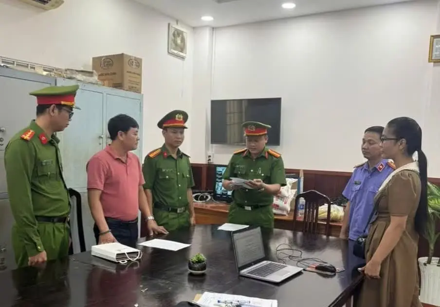 Bắt tạm giam cựu nhân viên ngân hàng lừa đảo hơn 70 tỷ đồng