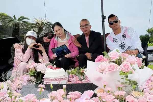 DJ Koo viếng mộ Từ Hy Viên