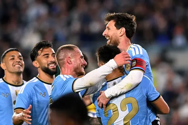 Messi được tôn vinh, Ronaldo vẫn chống lại cái kết