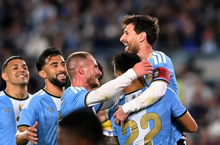 Messi được tôn vinh, Ronaldo vẫn chống lại cái kết