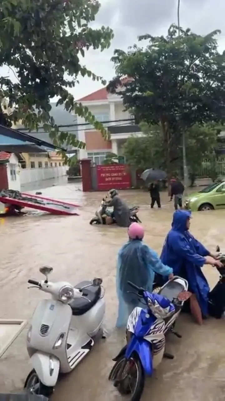 Mưa đá trút xuống thủ phủ rau Lâm Đồng