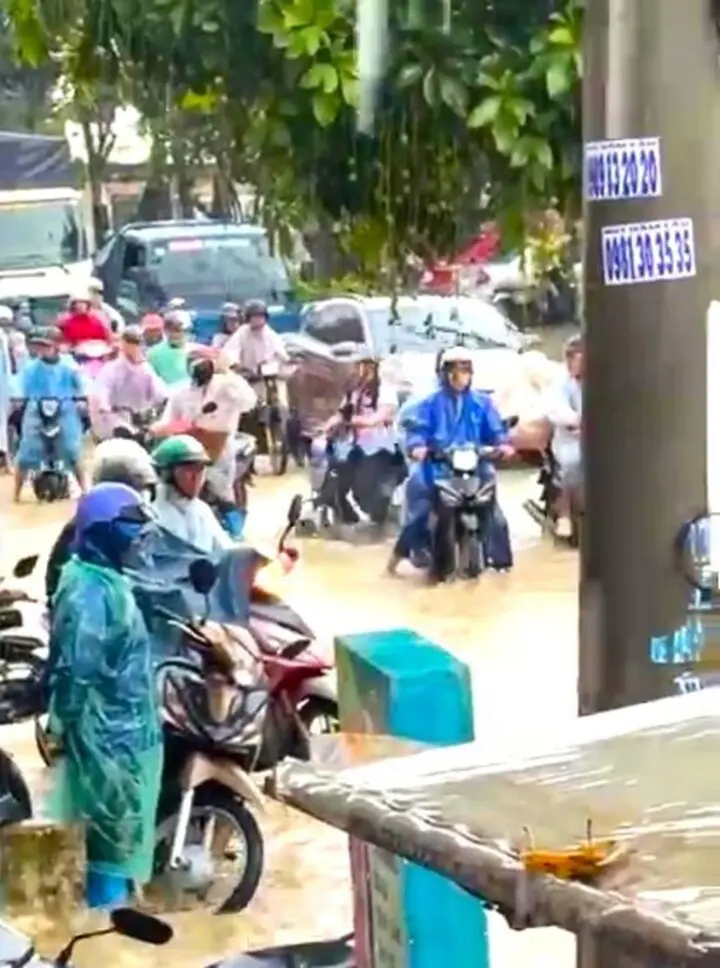 Mưa đá trút xuống thủ phủ rau Lâm Đồng