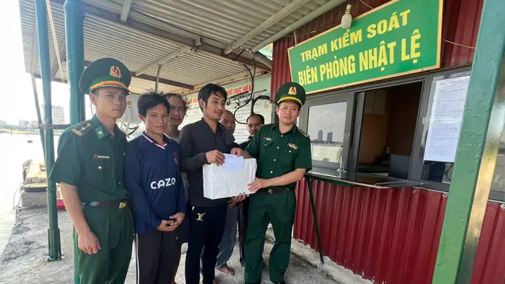 Cháy tàu cá, 5 ngư dân ôm phao trôi dạt trên biển được cứu sống