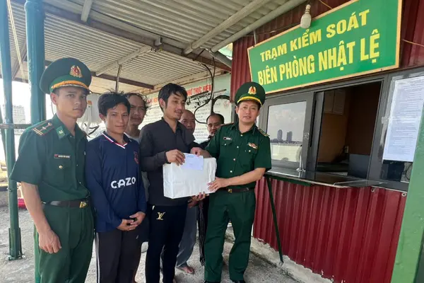 Cháy tàu cá, 5 ngư dân ôm phao trôi dạt trên biển được cứu sống