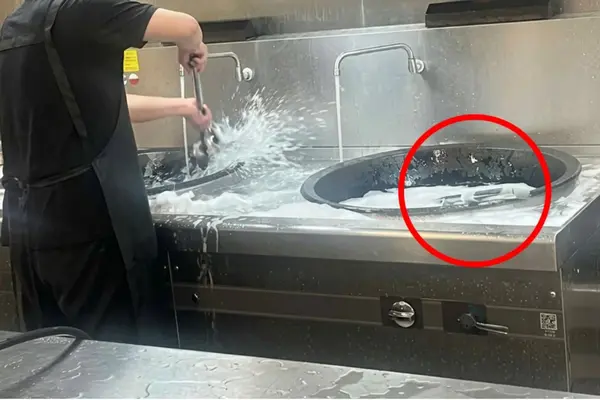 Giáo viên tố nhà bếp dùng nồi nấu ăn giặt cây lau nhà, hiệu trưởng bị cách chức