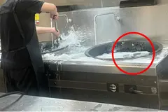 Giáo viên tố nhà bếp dùng nồi nấu ăn giặt cây lau nhà, hiệu trưởng bị cách chức